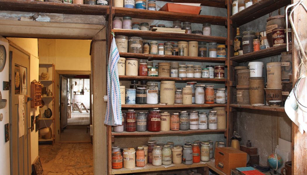 Glasurregal in der Bauhaus-Werkstatt in Dornburg